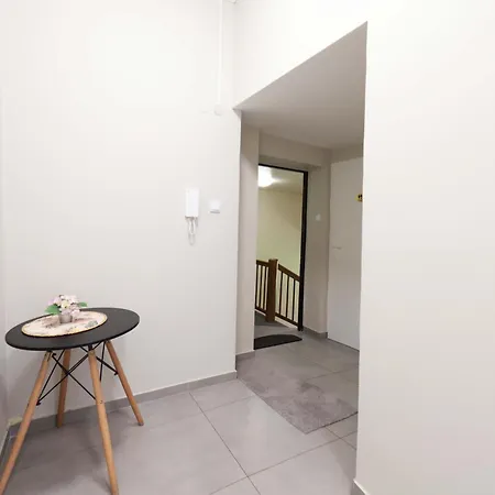 - Krakhouse Apartmanhotel *