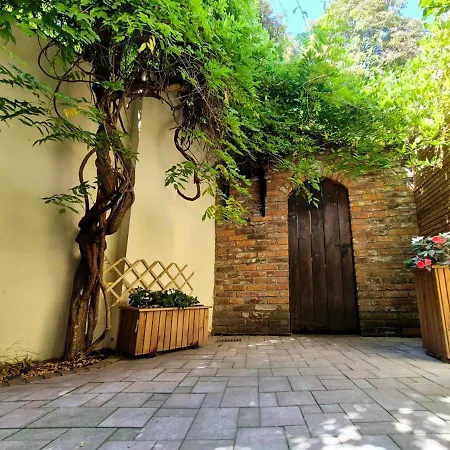 - Krakhouse Apartmanhotel